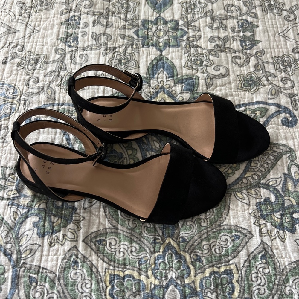 A New Day black sandal Winona textile with buckle size 6.